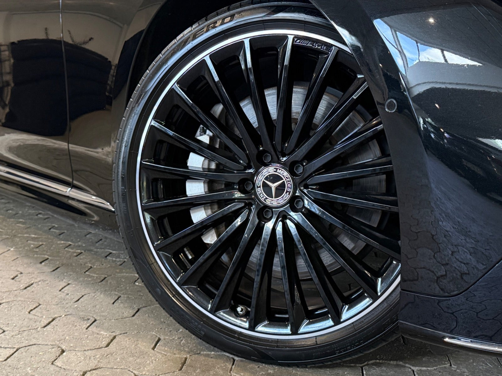 Sort Mercedes EQE350+ fra 2022
