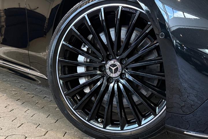 Sort Mercedes EQE350+ fra 2022