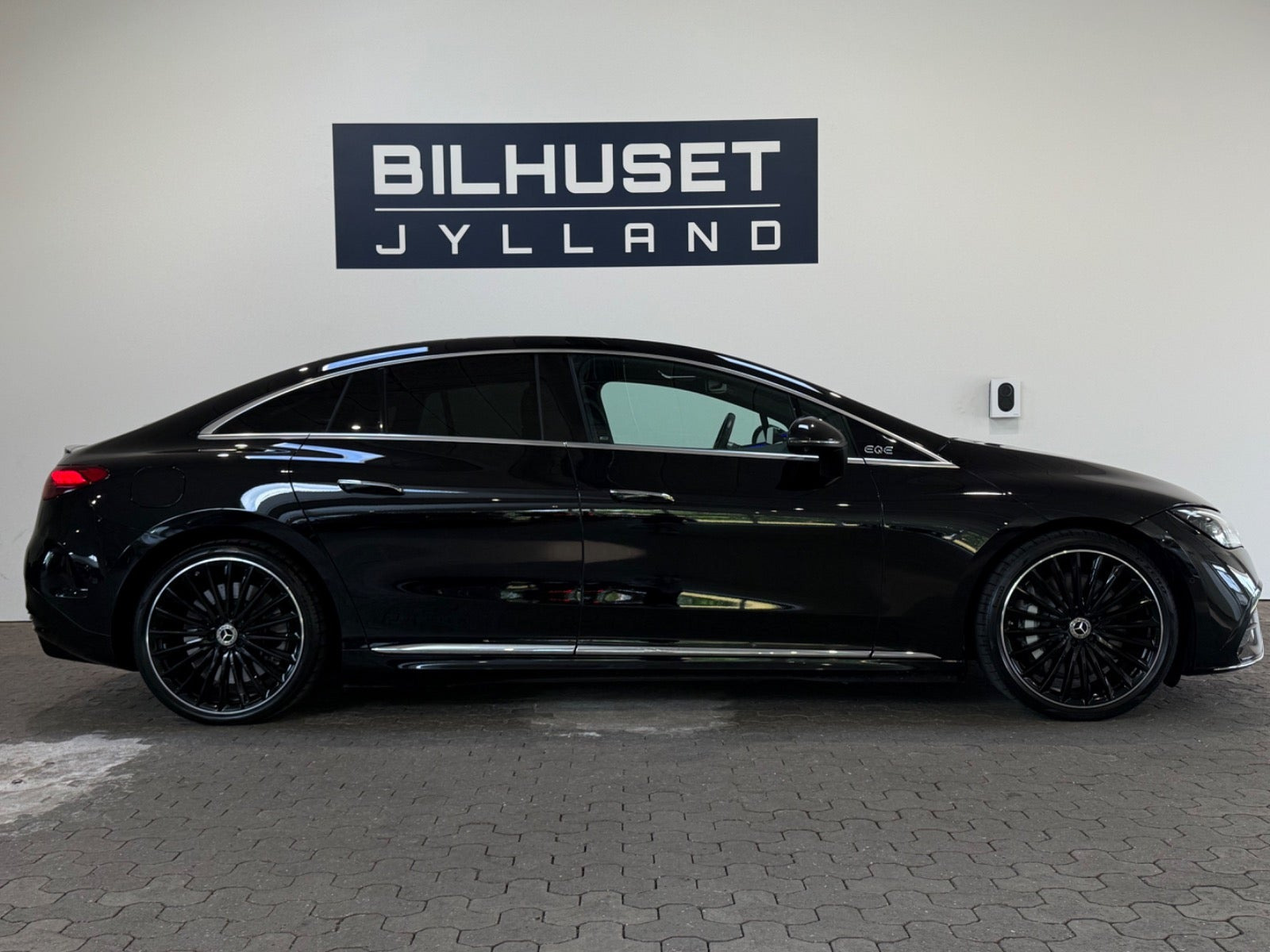 Sort Mercedes EQE350+ fra 2022