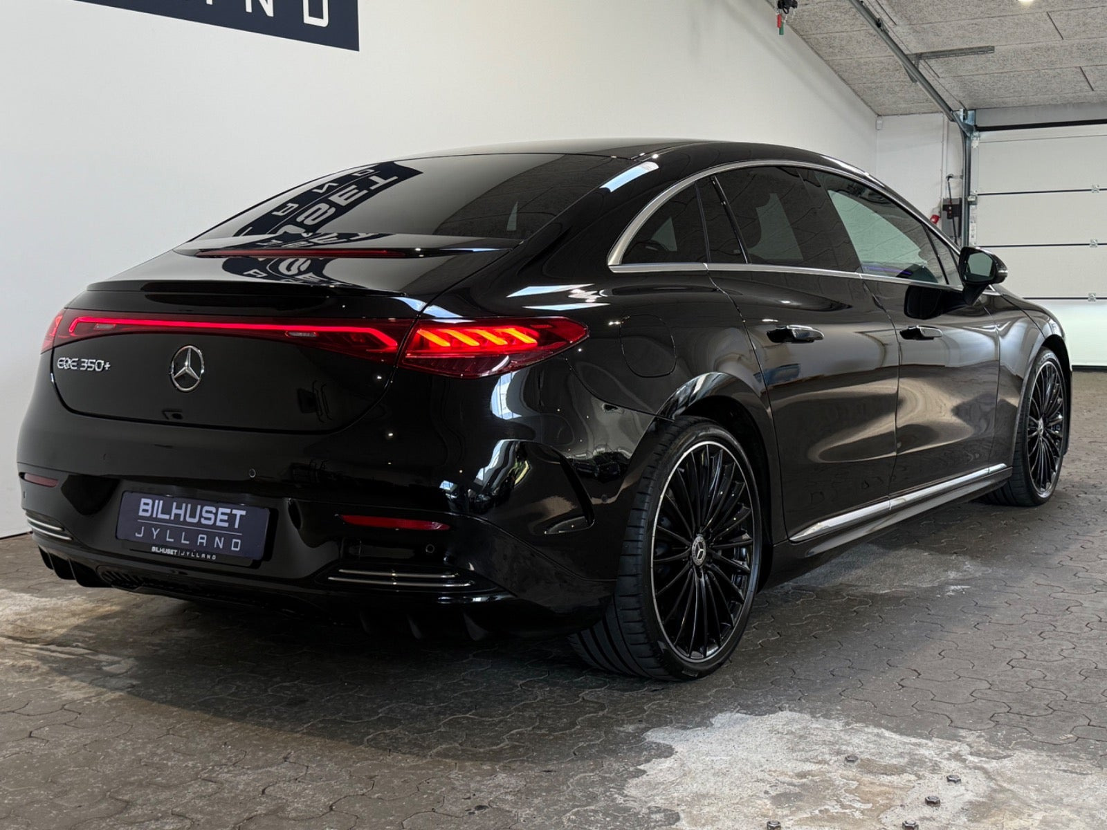 Sort Mercedes EQE350+ fra 2022