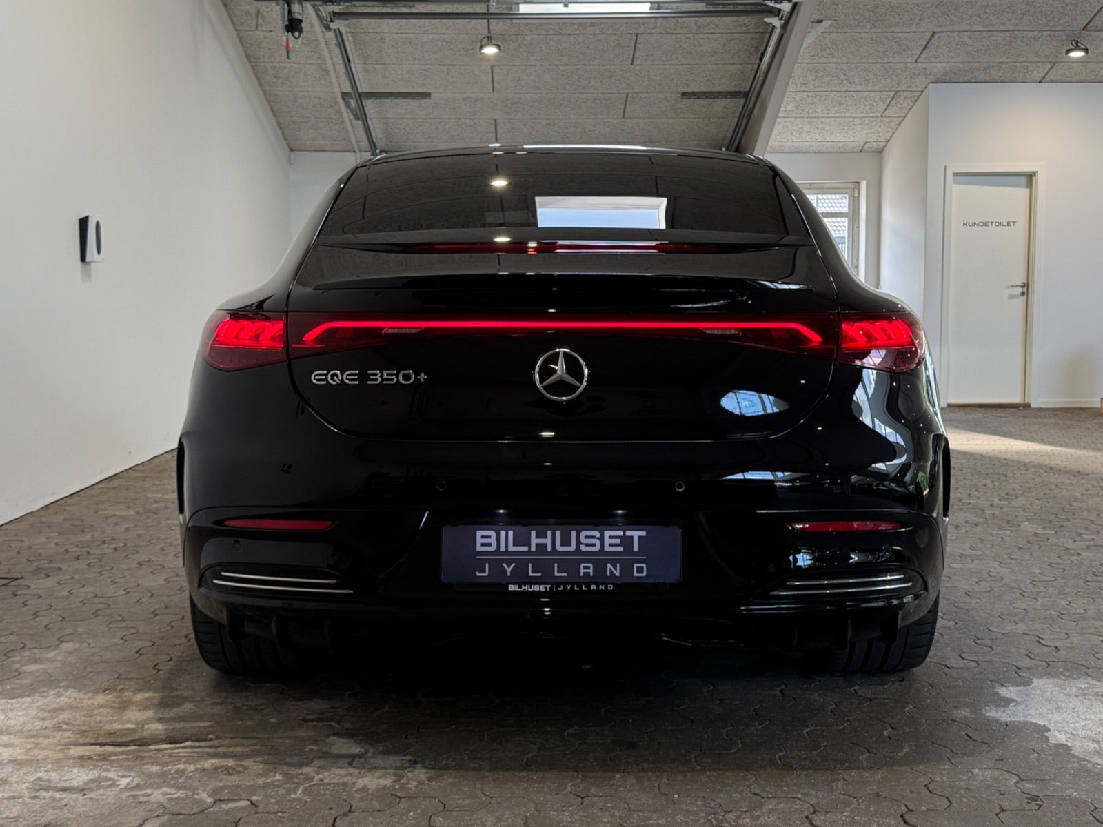 Sort Mercedes EQE350+ fra 2022