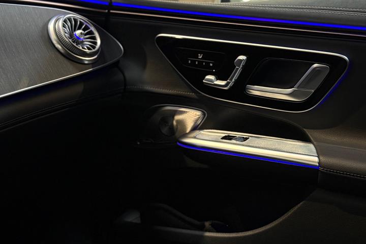 Sort Mercedes EQE350+ fra 2022