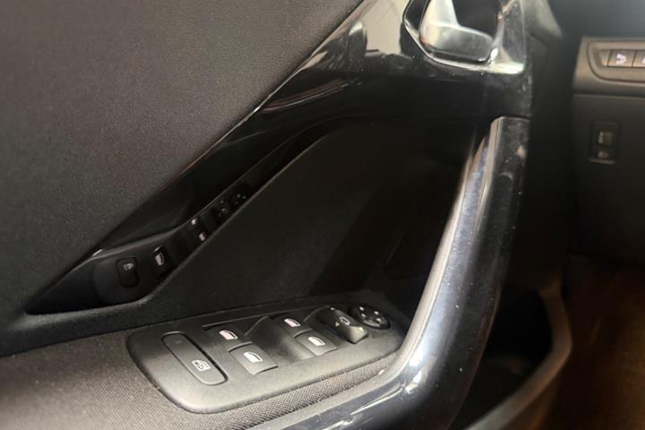 Grøn Peugeot 208 fra 2017