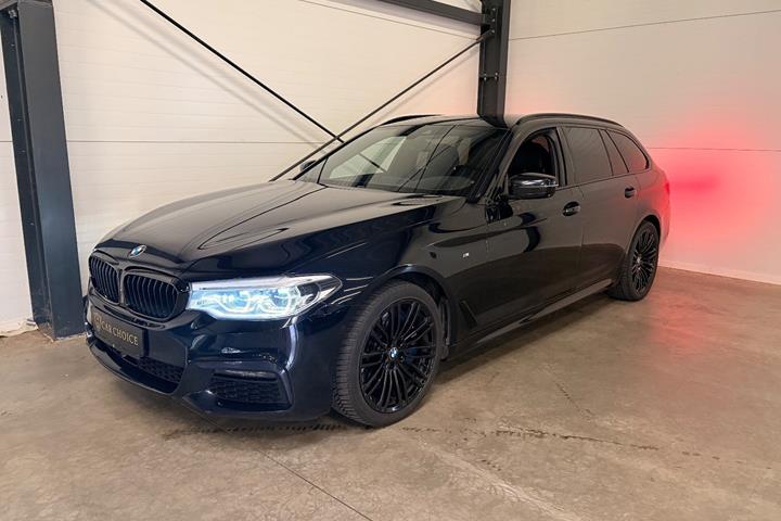 Sort BMW 540i fra 2018