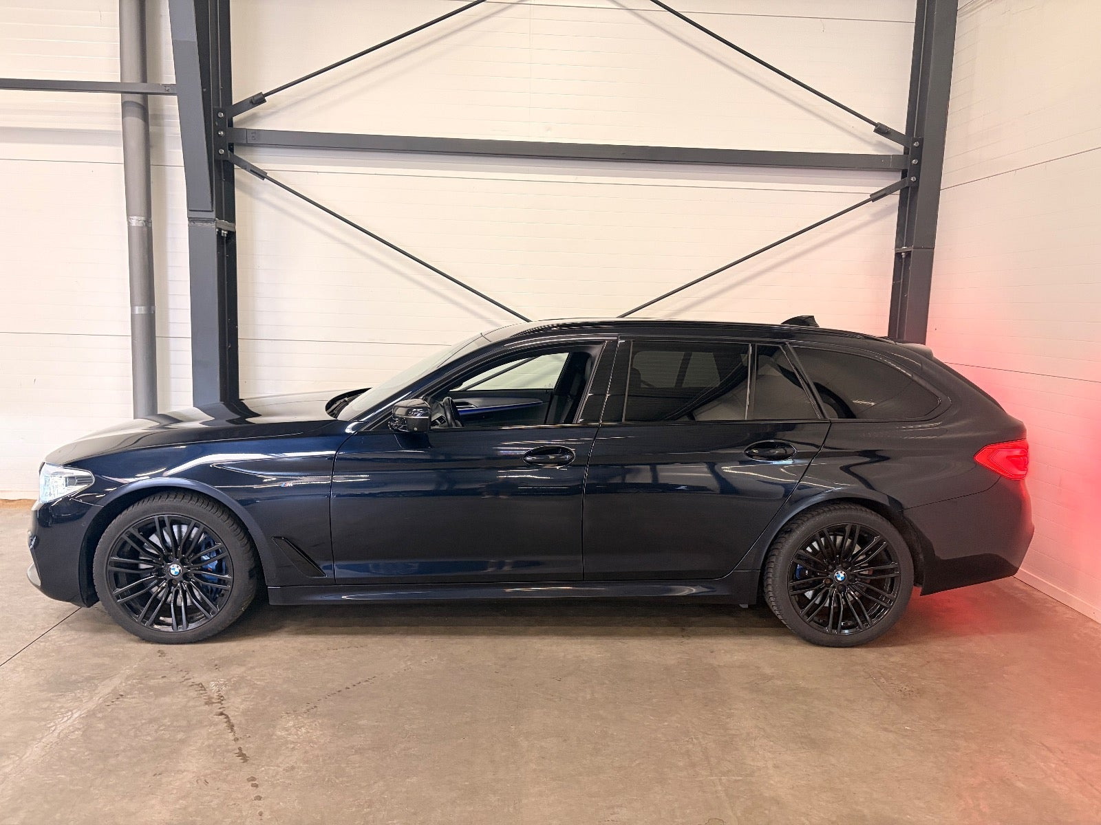 Sort BMW 540i fra 2018