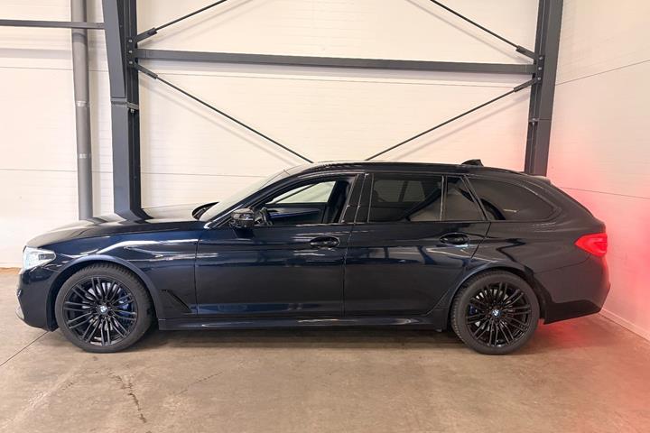 Sort BMW 540i fra 2018