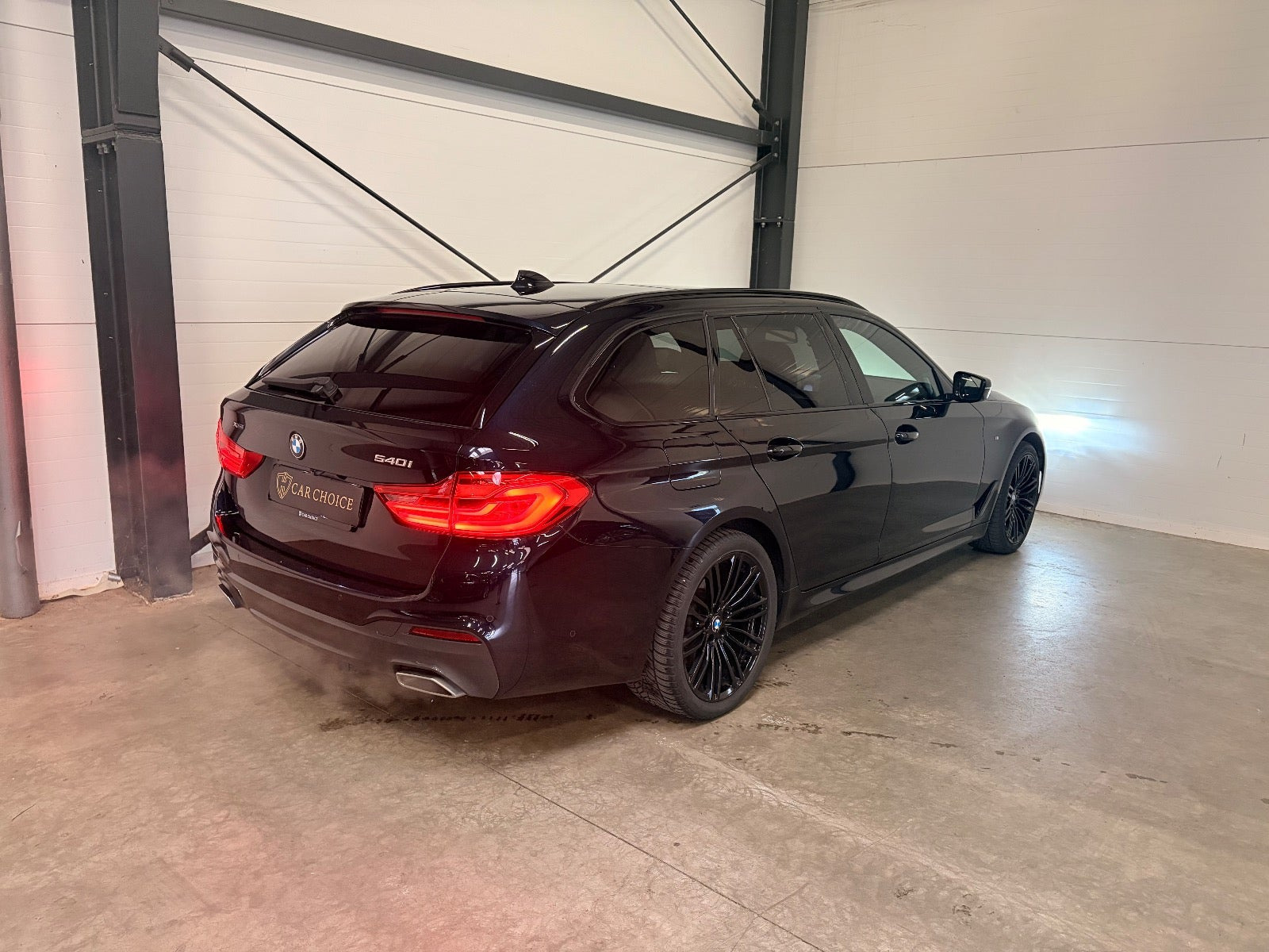 Sort BMW 540i fra 2018
