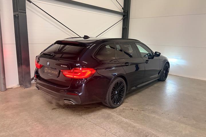 Sort BMW 540i fra 2018