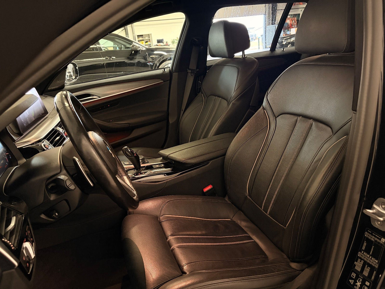 Sort BMW 540i fra 2018