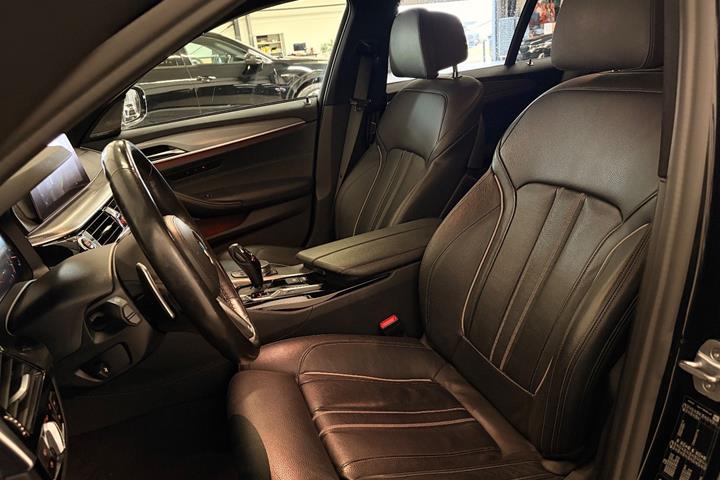 Sort BMW 540i fra 2018