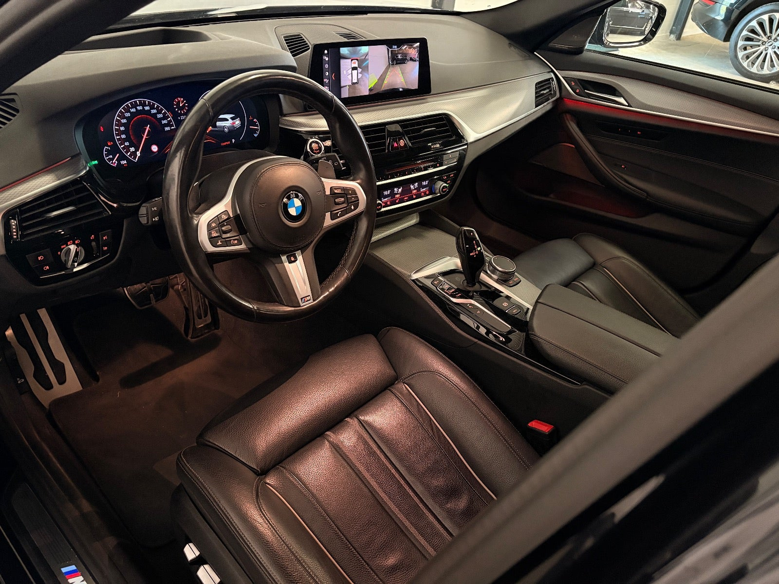 Sort BMW 540i fra 2018