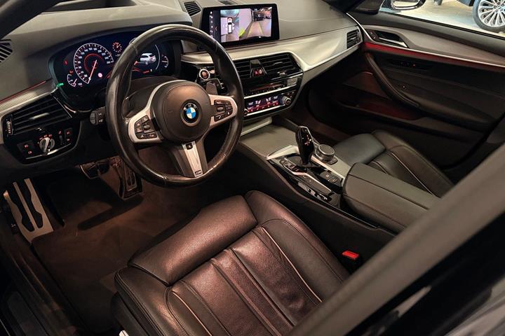 Sort BMW 540i fra 2018