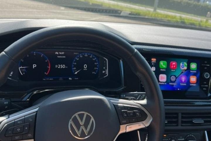 Grå VW Polo fra 2024