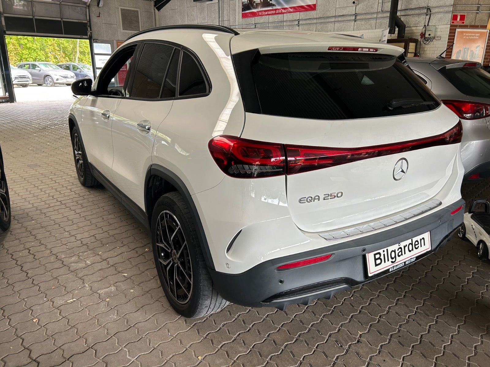 Hvid Mercedes EQA250 fra 2021