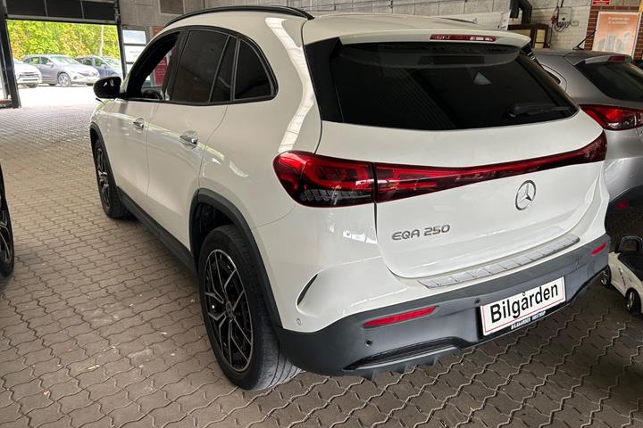 Hvid Mercedes EQA250 fra 2021