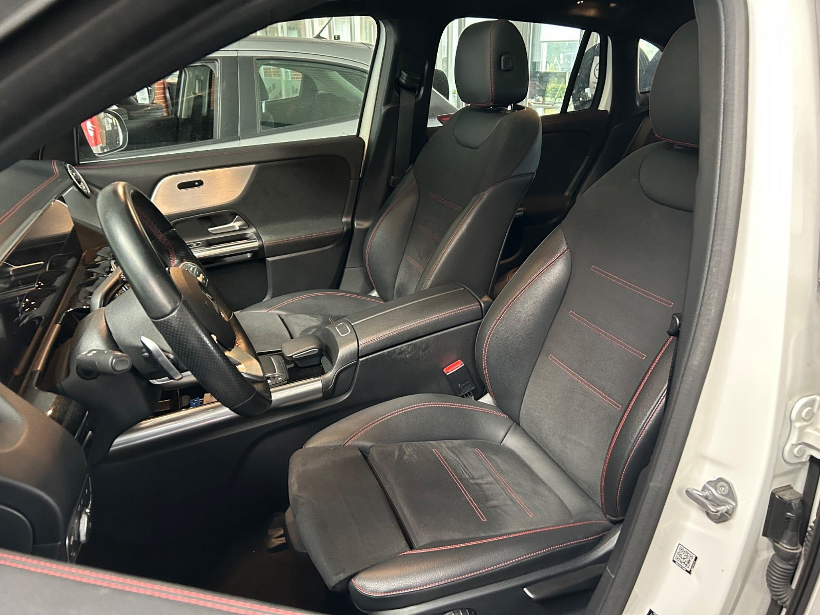 Hvid Mercedes EQA250 fra 2021