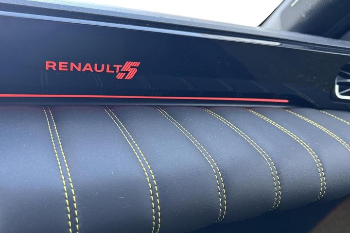 Sort Renault 5 E-Tech fra 2025