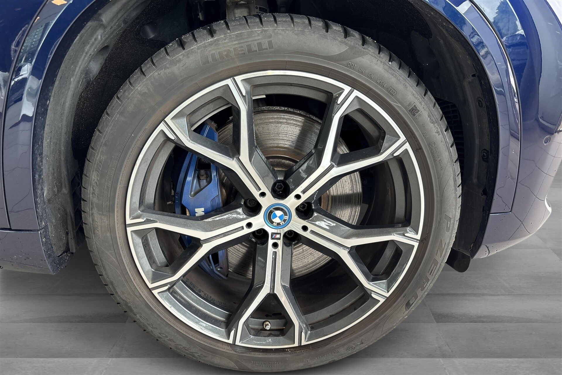 Blå BMW X5 fra 2022