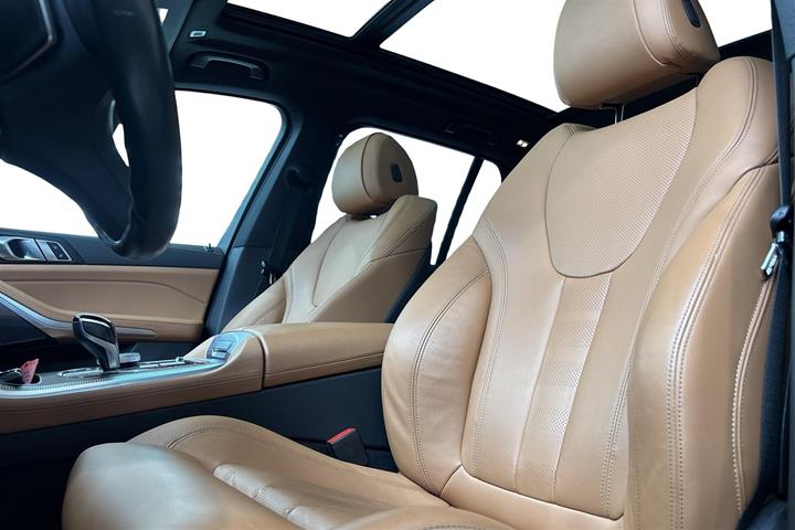Blå BMW X5 fra 2022