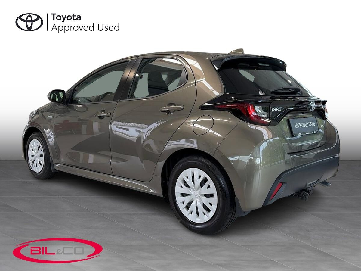 Bronze Toyota Yaris fra 2020
