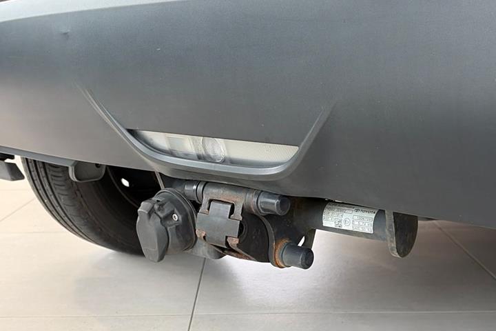 Bronze Toyota Yaris fra 2020