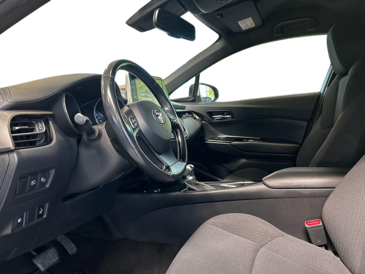 Hvid Toyota C-HR fra 2019