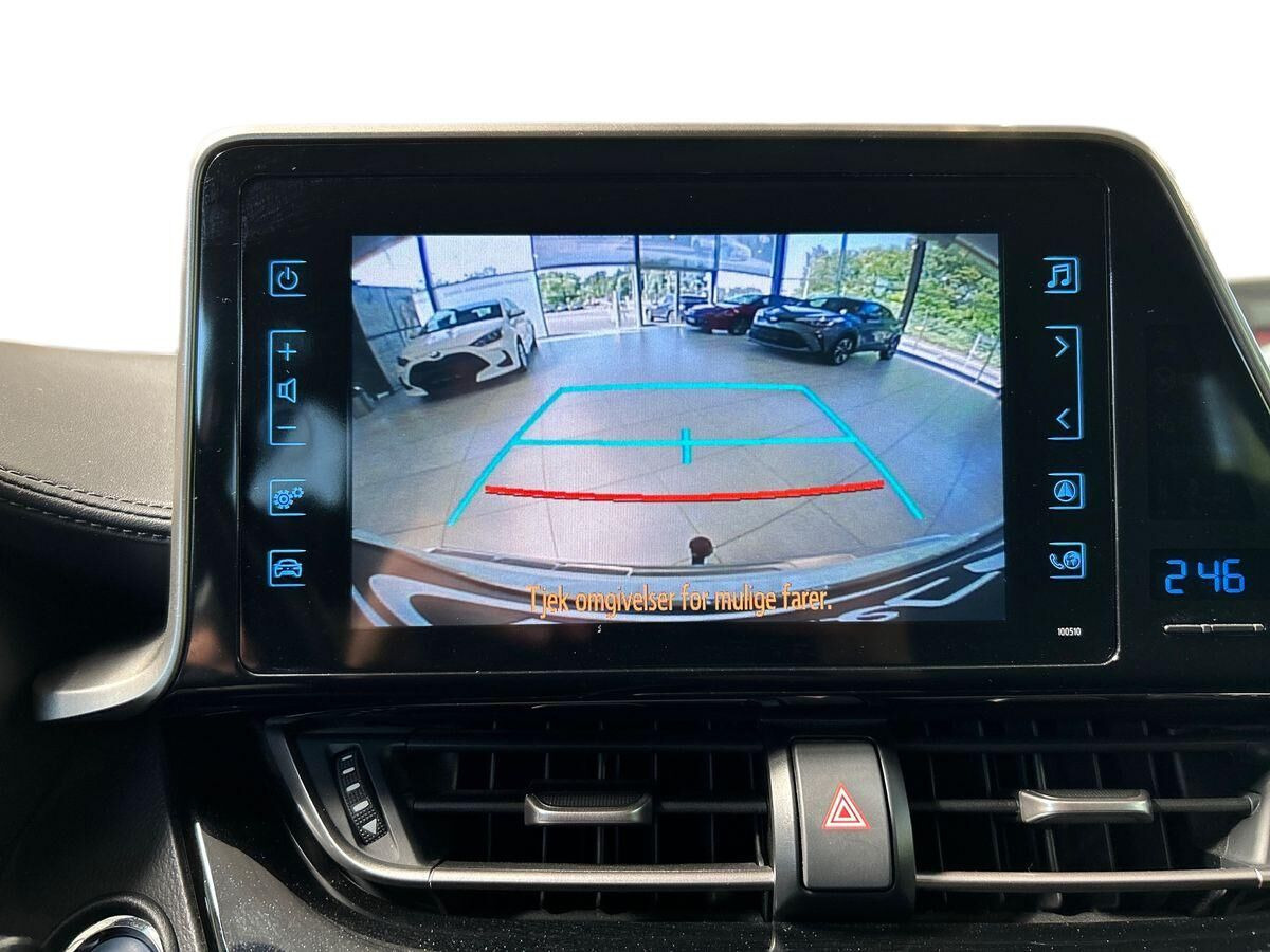 Hvid Toyota C-HR fra 2019