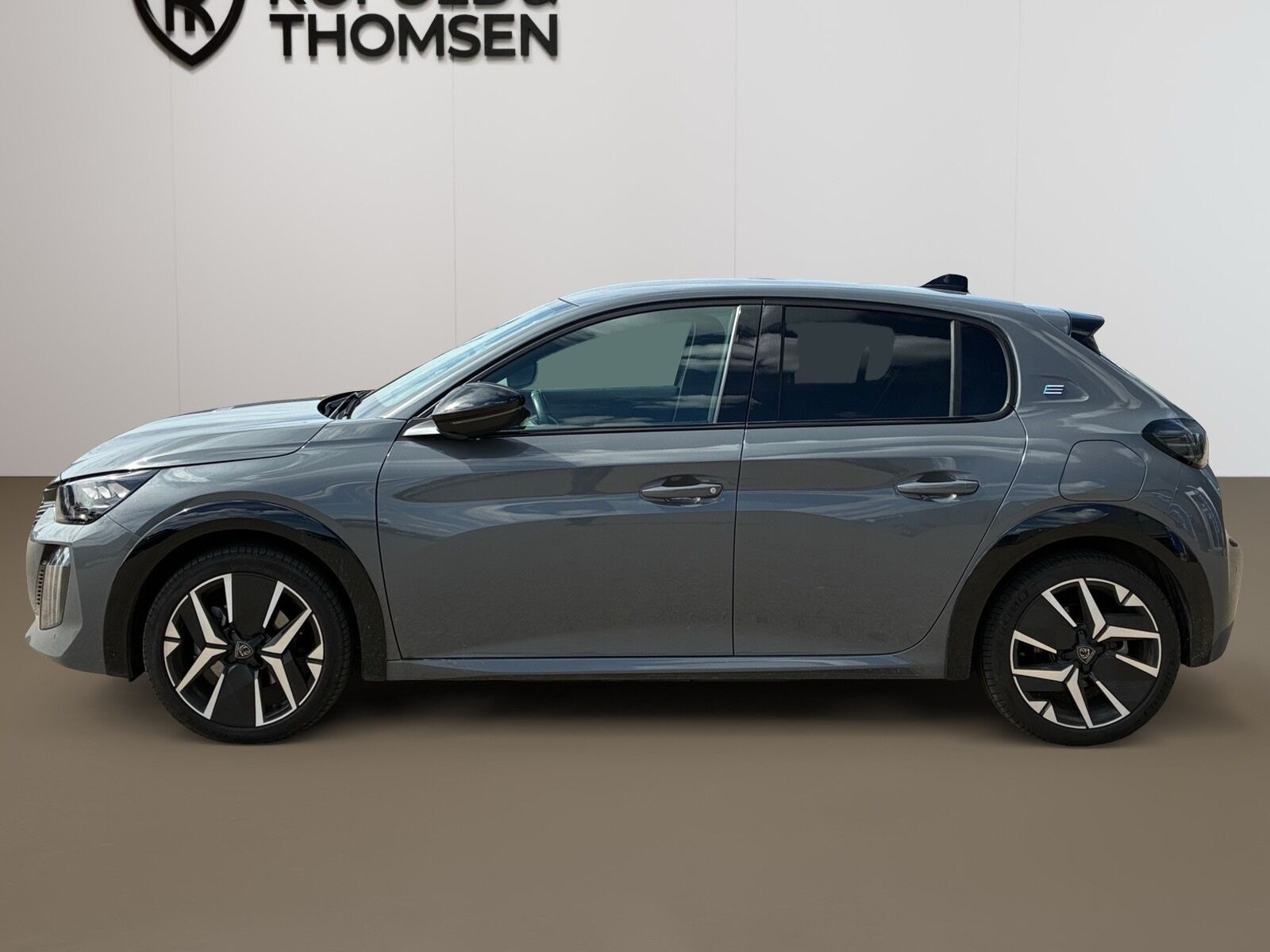 Grå Peugeot e-208 fra 2025