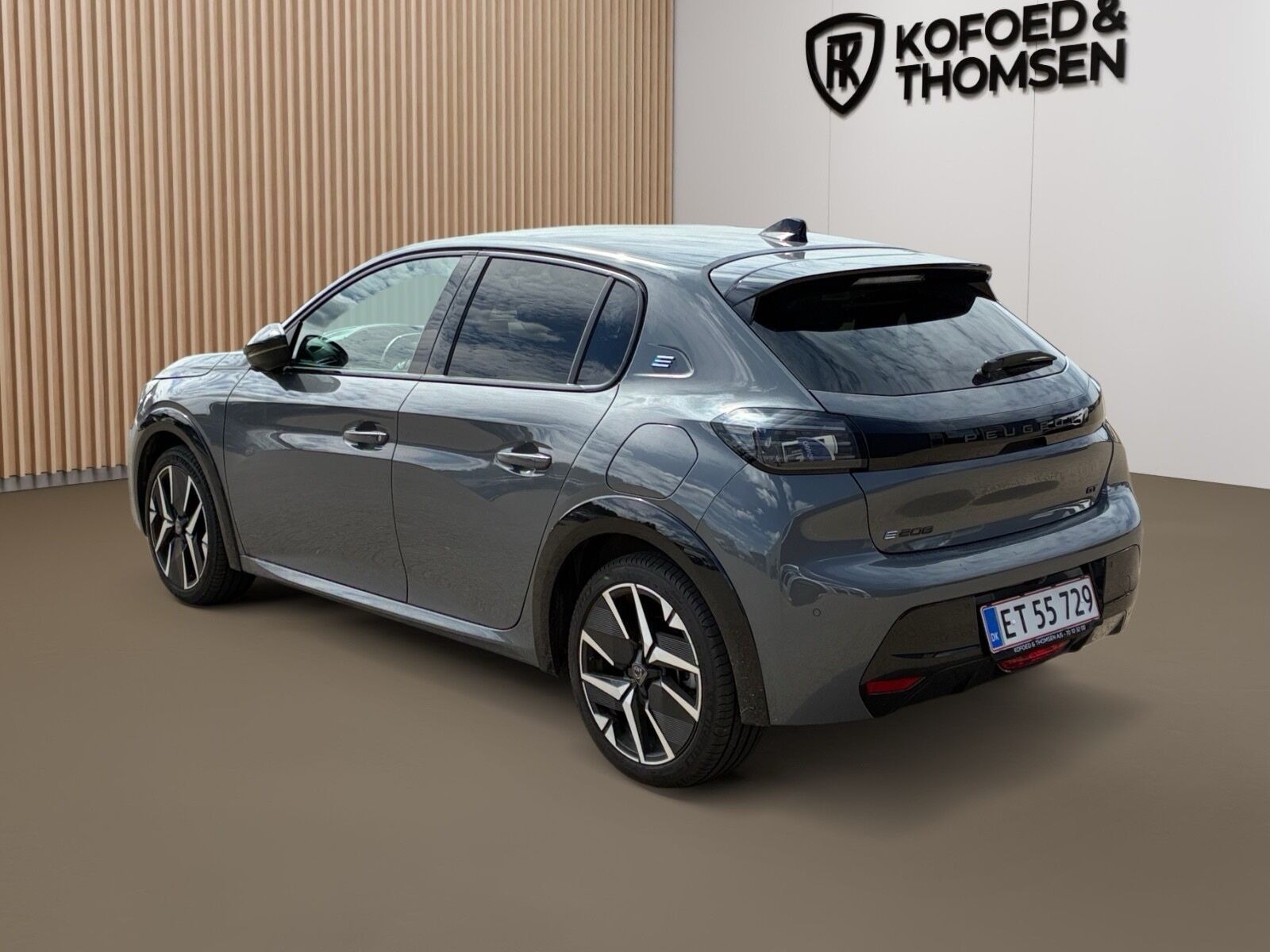 Grå Peugeot e-208 fra 2025