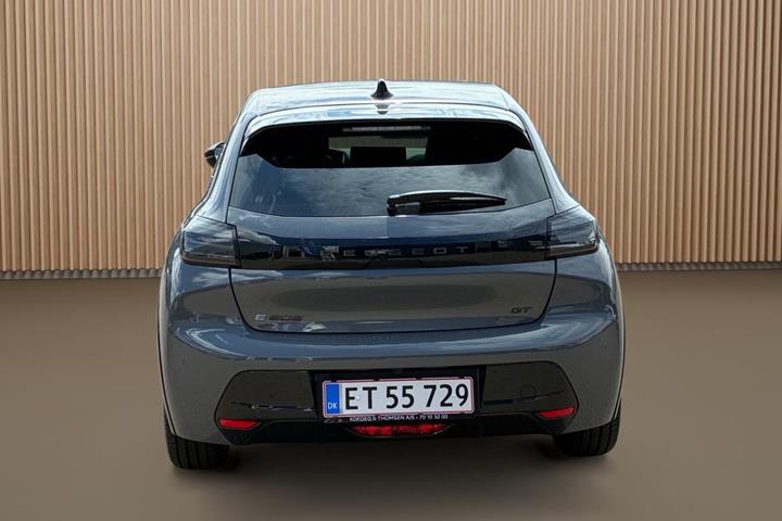 Grå Peugeot e-208 fra 2025