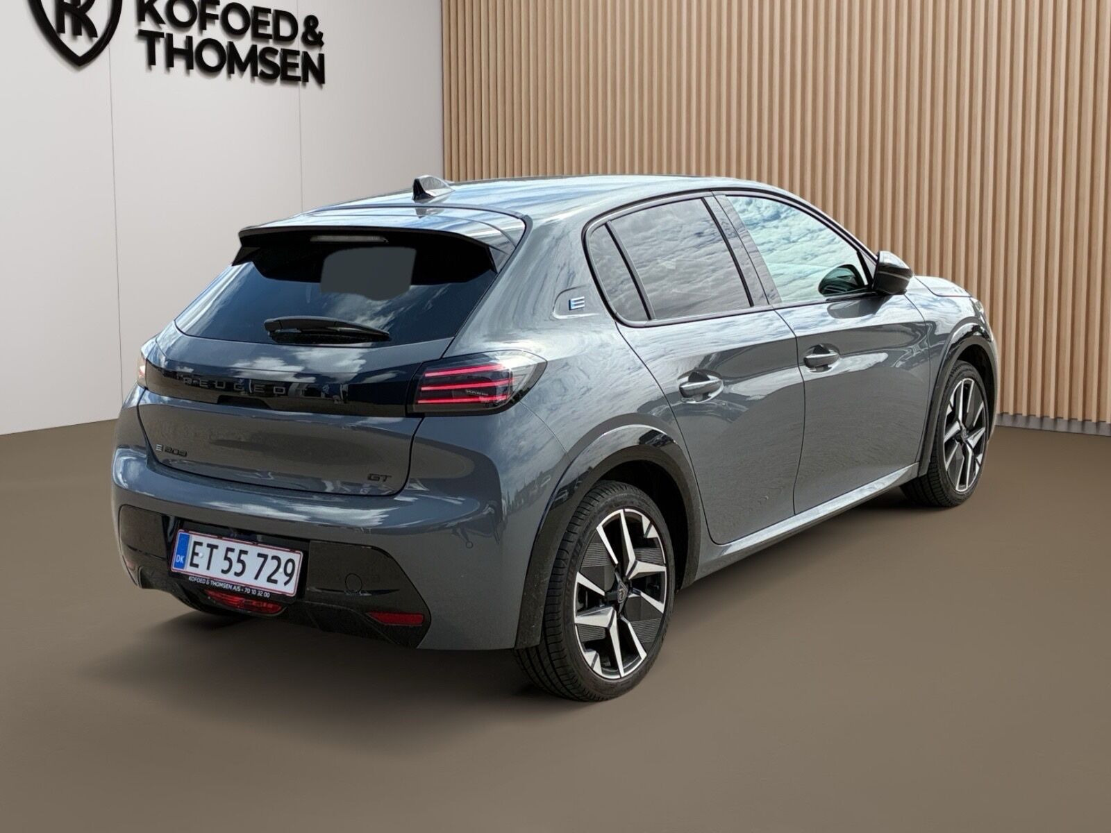 Grå Peugeot e-208 fra 2025