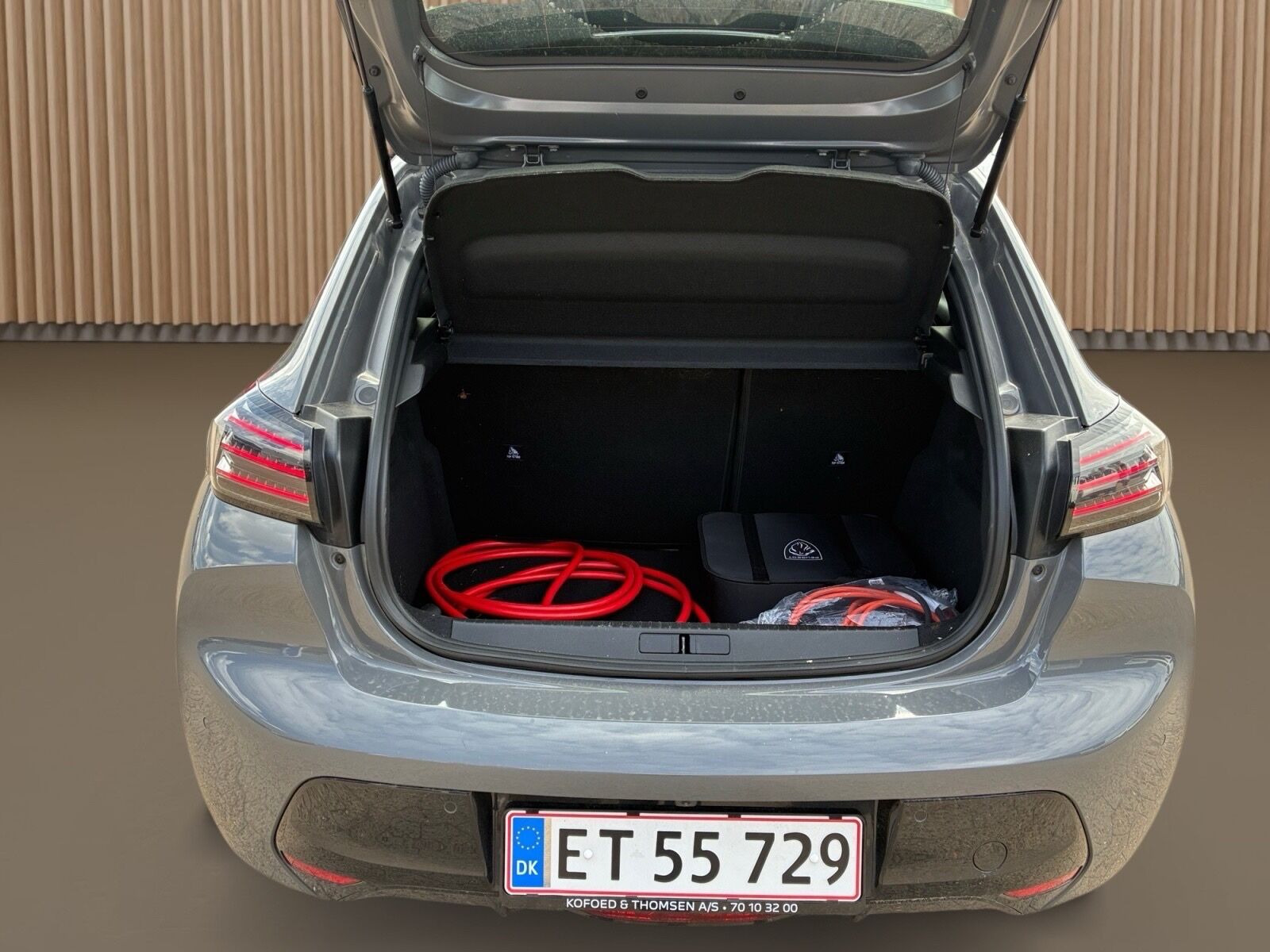 Grå Peugeot e-208 fra 2025