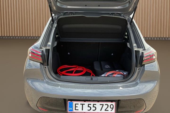 Grå Peugeot e-208 fra 2025