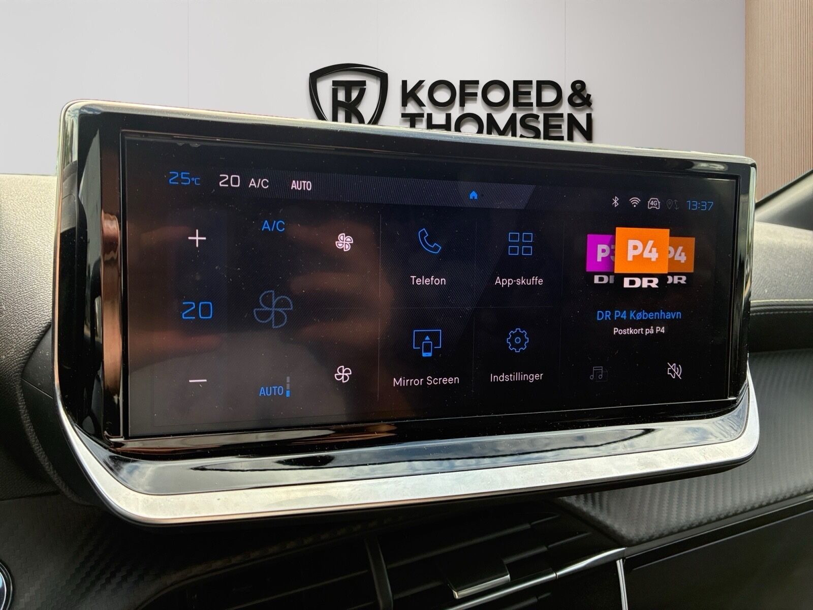Grå Peugeot e-208 fra 2025