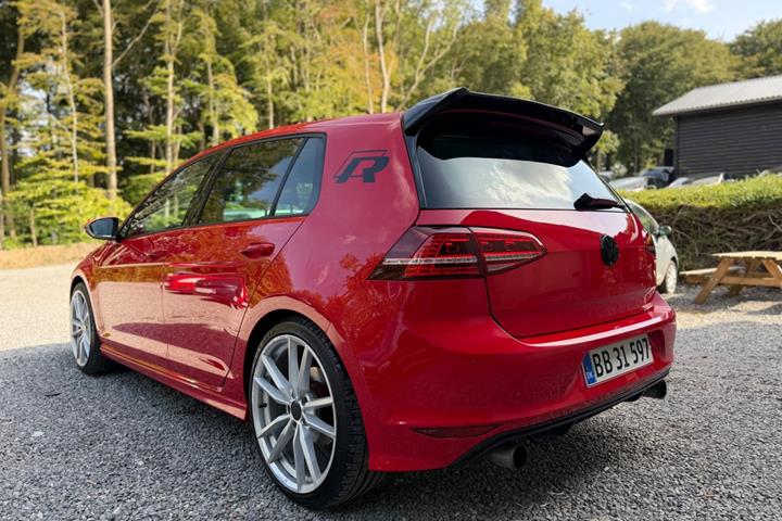 Rød VW Golf VII fra 2015
