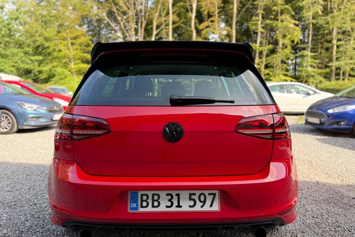 Rød VW Golf VII fra 2015