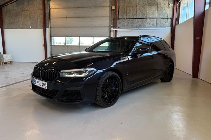 Sort BMW 530e fra 2021 set udefra