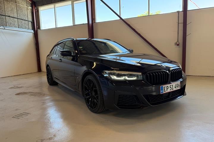Sort BMW 530e fra 2021