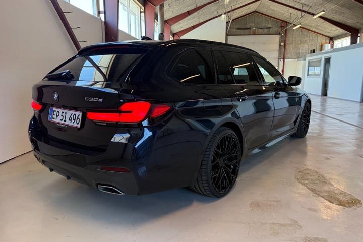 Sort BMW 530e fra 2021