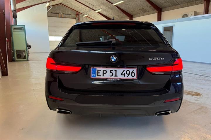 Sort BMW 530e fra 2021