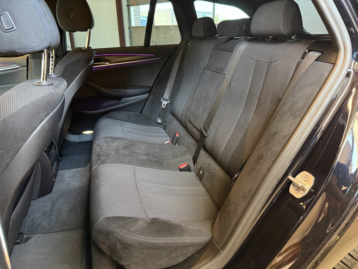 Sort BMW 530e fra 2021
