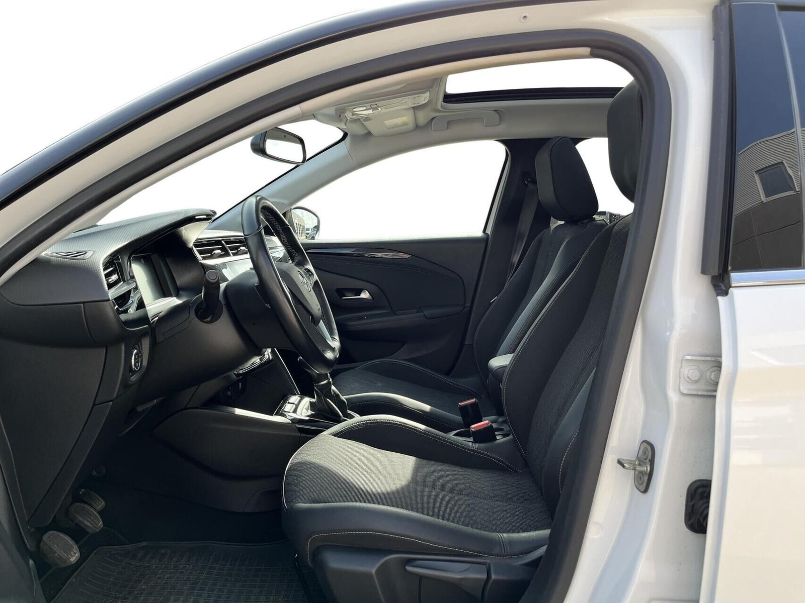 Hvid Opel Corsa fra 2021