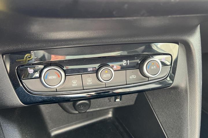 Hvid Opel Corsa fra 2021
