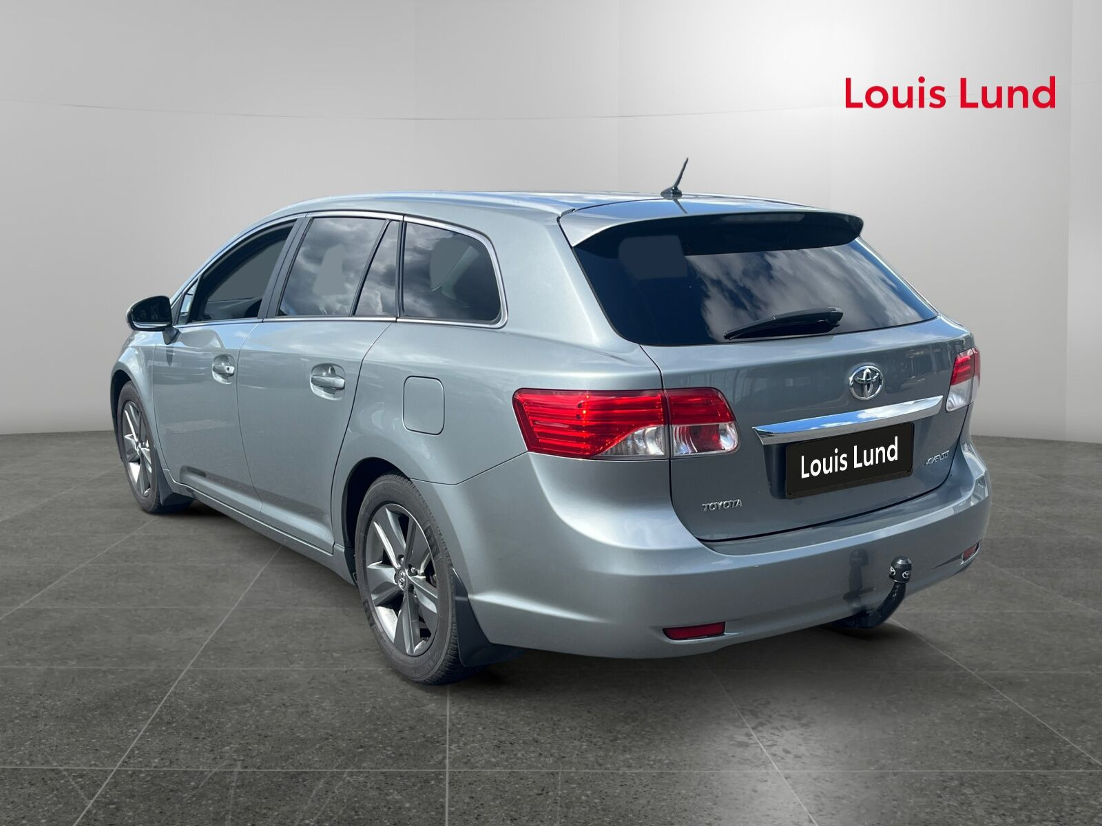Grå Toyota Avensis fra 2014