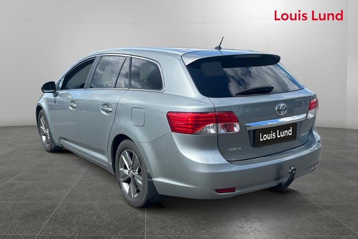 Grå Toyota Avensis fra 2014