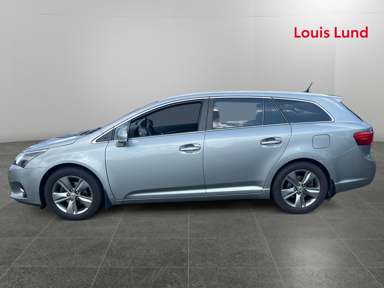 Grå Toyota Avensis fra 2014