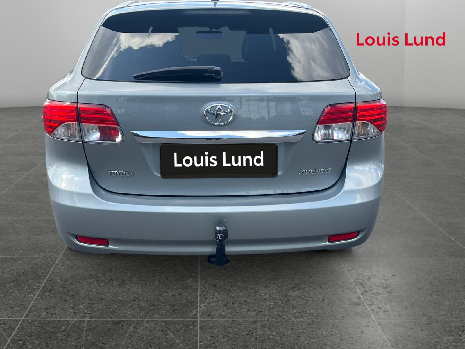 Grå Toyota Avensis fra 2014