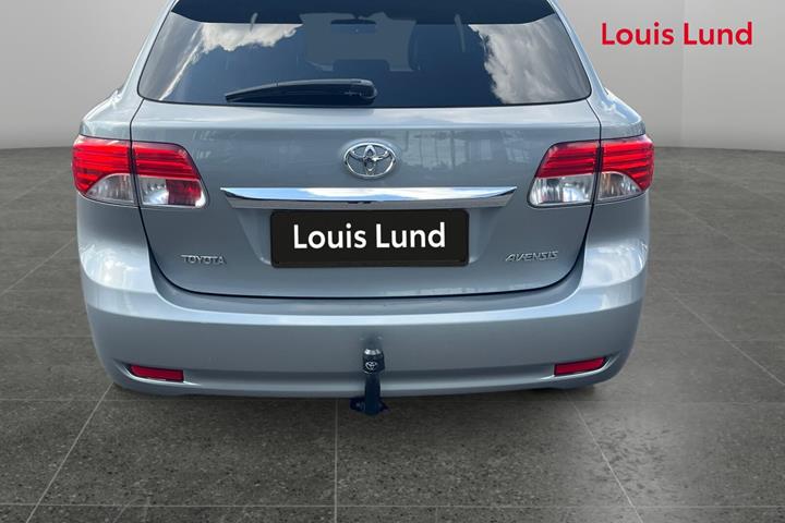 Grå Toyota Avensis fra 2014