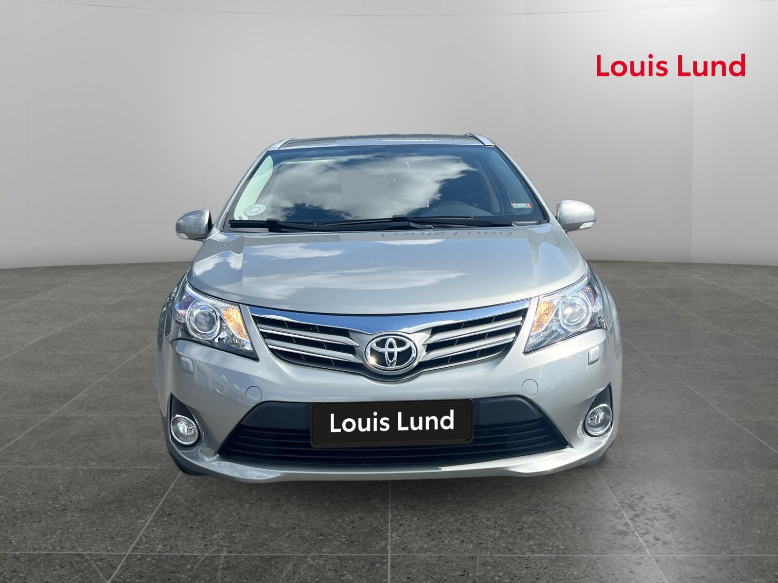 Grå Toyota Avensis fra 2014