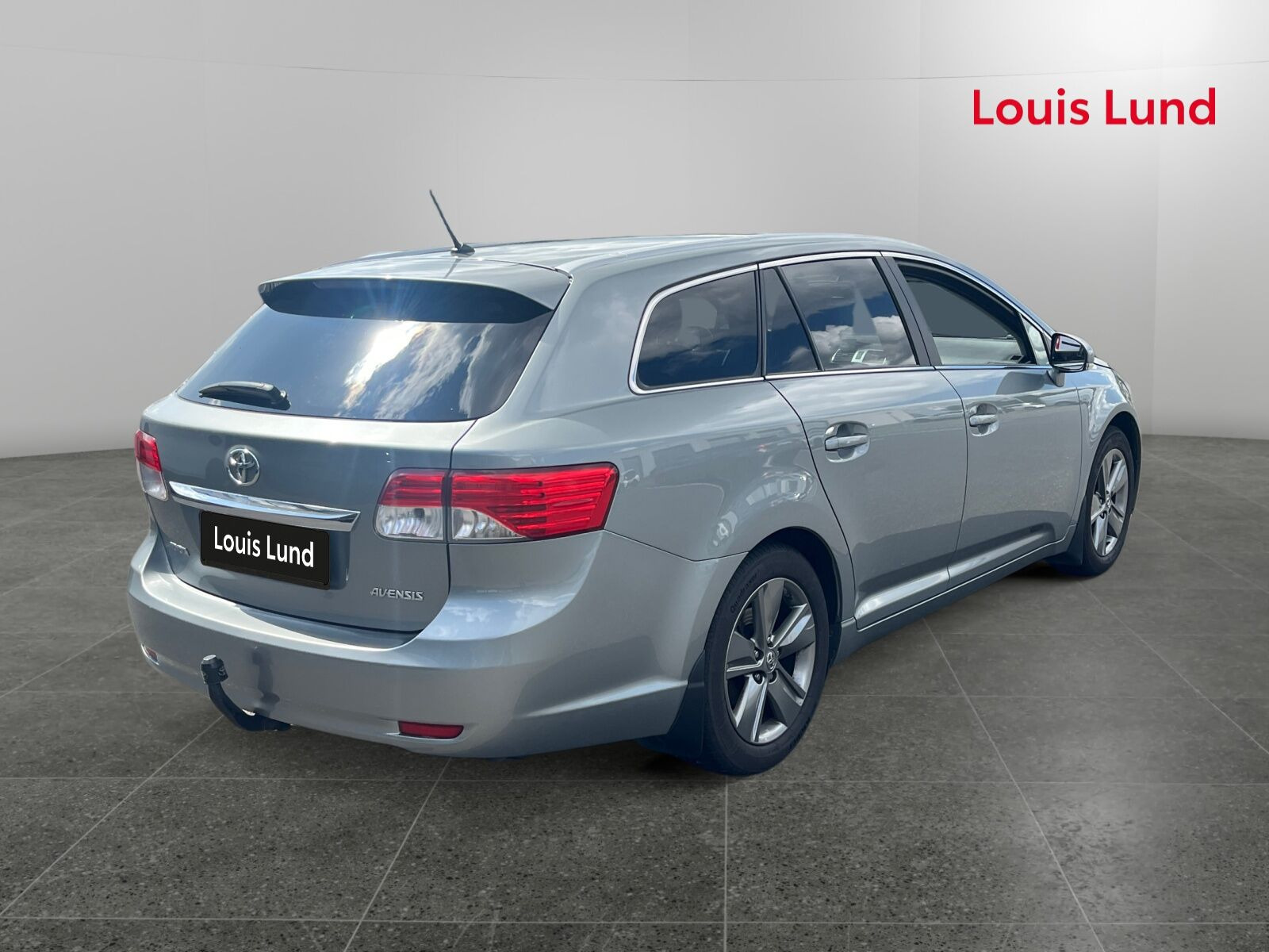Grå Toyota Avensis fra 2014